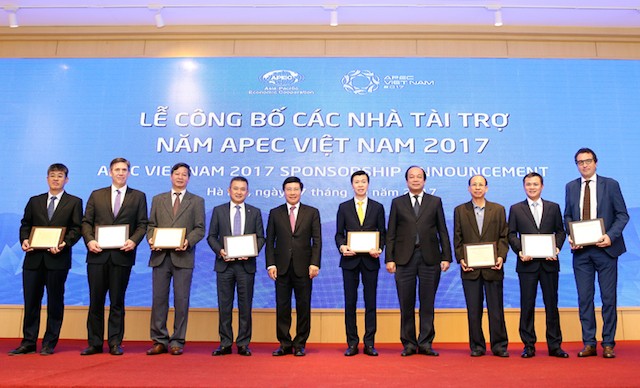 Phó Thủ tướng Phạm Bình Minh và Bộ trưởng, Chủ nhiệm Văn phòng Chính phủ Mai Tiến Dũng trao kỷ niệm chương ghi danh và quà lưu niệm cho 8 nhà tài trợ đặc biệt. Ảnh: VGP/Hải Minh