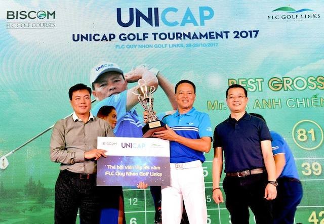 Ông Nguyễn Tiến Đức - CT HĐQT công ty Unicap, Trưởng BTC trao giải Best Gross cho golfer Tạ Anh Chiến