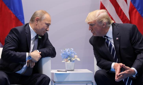 Tổng thống Nga Putin (trái) và Tổng thống Mỹ Trump tại cuộc gặp ở Hamburg, Đức, hồi tháng 7. Ảnh:Reuters.