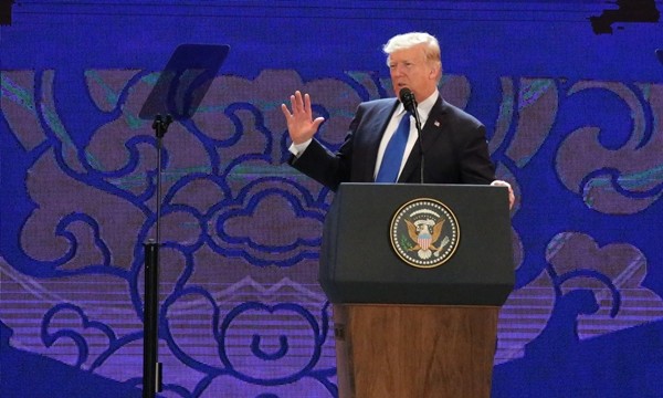 Tổng thống Mỹ Donald Trump phát biểu trước cử tọa CEO Summit. Ảnh: Quỳnh Trần.