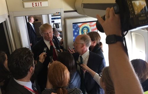 Ông Trump trả lời phỏng vấn với phóng viên trên chuyên cơ. Ảnh: Twitter.com/Scavino45.