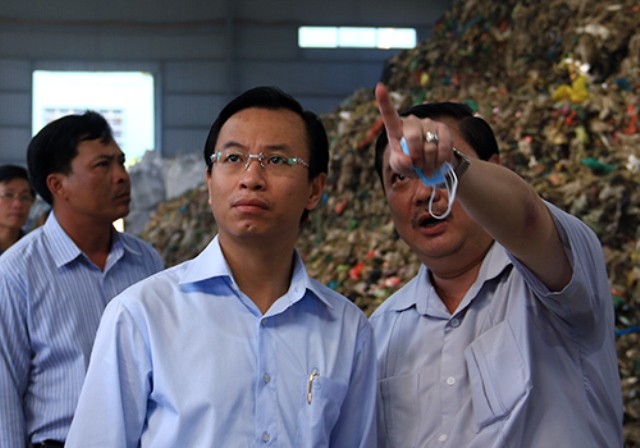 Ông Nguyễn Xuân Anh trong lần thị sát bãi rác ô nhiễmsau khi lên nhậm chức Bí thư Thành ủy Đà Nẵng. Ảnh:Nguyễn Đông.