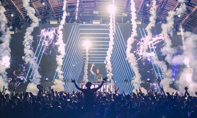 Armin từng làm nên kì tích biểu diễn liên tục 5 tiếng đồng hồ trước 40.000 người tham dự lễ hội UNTOLD (Romania). 
