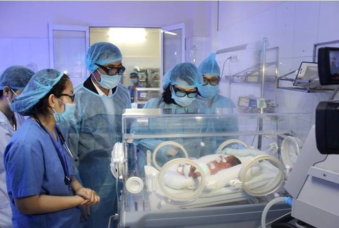 Bộ trưởng Bộ Y tế Nguyễn Thị Kim Tiến thăm bệnh nhi sơ sinh điều trị tại BV Sản - Nhi Bắc Ninh