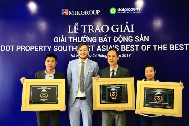 Đại diện Dot Property Awards trao chứng nhận giải thưởng cho MIKGroup