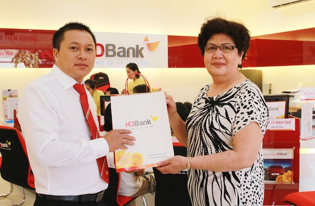 Nhân dịp khai trương, HDBank Tiền Giang đã dành tặng những phần quà có giá trị cho các khách hàng giao dịch đầu tiên.