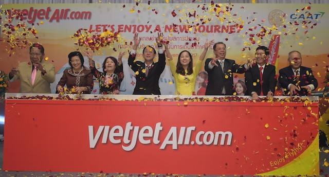 Bà Nguyễn Thanh Hà, Chủ tịch Vietjet (thứ 3, trái), ông Nguyễn Hải Bằng, Đại sứ Việt Nam tại Thái Lan (thứ 2, phải) cùng các quan chức cấp cao Thái Lan và các lãnh đạo khác của Vietjet công bố đường bay quốc tế mới của hãng.