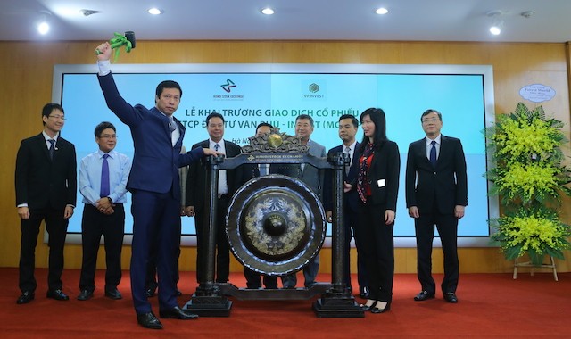 Chủ tịch HĐQT- TGĐ CTCP Đầu tư Văn Phú- Invest Tô Như Toàn đánh cồng khai trương giao dịch cổ phiếu VPI 