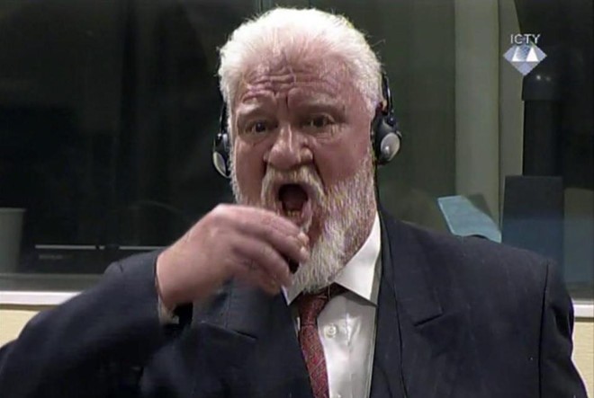 Giây phút ông Praljak uống chất lỏng được cho là xyanua kali tại tòa hôm 29/11. Ảnh chụp màn hình/ICTY