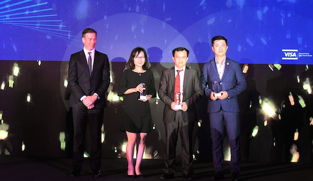 Ông Đặng Công Hoàn đại diện Techcombank nhận giải thưởng