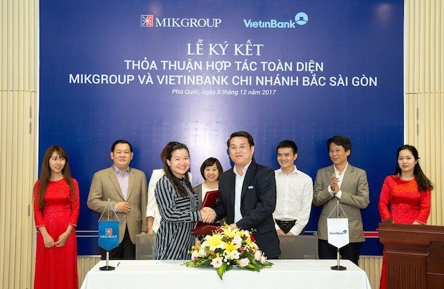 Bà Hoàng Thị Thu Hằng – Phó TGĐ MIKGroup và Ông Vũ Quôc Việt – Giám đốc CN Bắc Sài Gòn của Vietinbank cùng ký kết bản thỏa thuận hợp tác toàn diện giữa MIKGroup và Vietinban