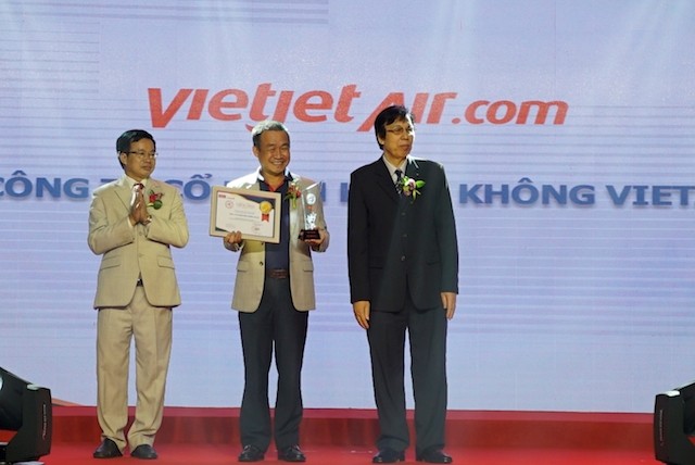 Giám đốc Điều hành Lưu Đức Khánh đại diện cho Vietjet nhận giải thưởng tại lễ trao giải cho các sản phẩm – dịch vụ được Tin & Dùng 2017 