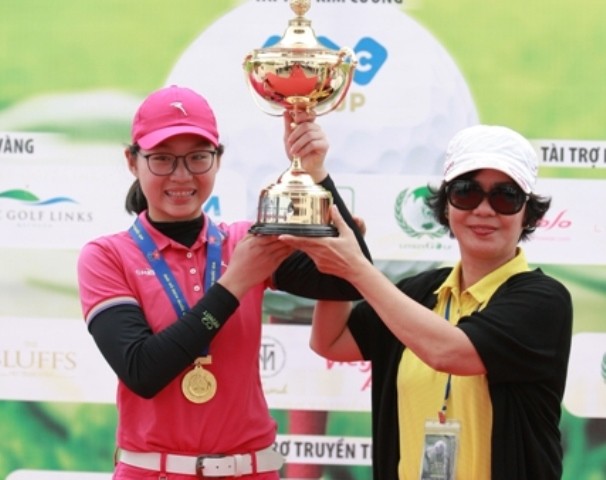 Đoàn Xuân Khuê Minh đăng quang Giải vô địch golf nữ nghiệp dư Quốc Gia 2017 (Ảnh: Duy Dương)