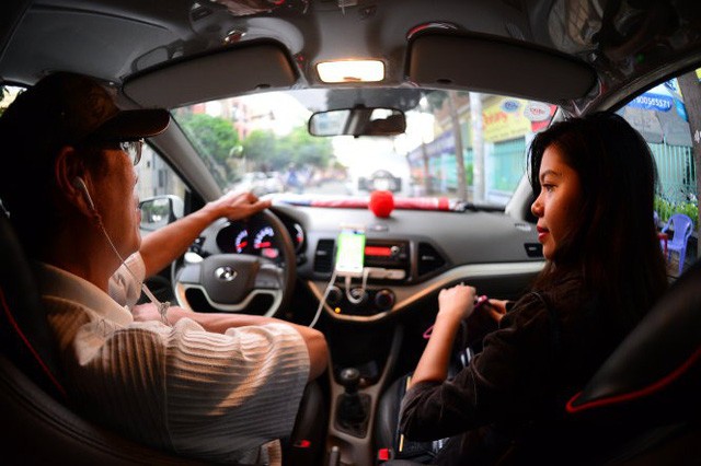 Hành khách sử dụng xe từ ứng dụng Uber tại TP.HCM - Ảnh: QUANG ĐỊNH