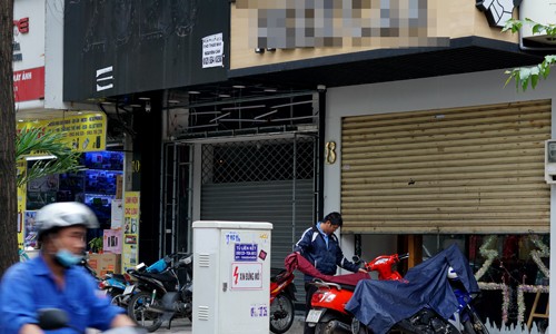 Nhân viên một cửa hàng trên đường Huỳnh Thúc Kháng (TP HCM)xếp áo mưa chuẩn bị ra về sau khi đóng cửa hàng lúc 15h30 chiều 25/12. Ảnh:Viễn Thông