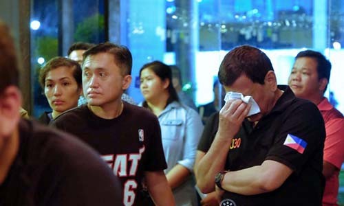 Tổng thống Philippines Duterte, ngoài cùng bên phải, không kìm được nước mắt khi biết tin 37 người thiệt mạng trong đám cháy. Ảnh: Rappler