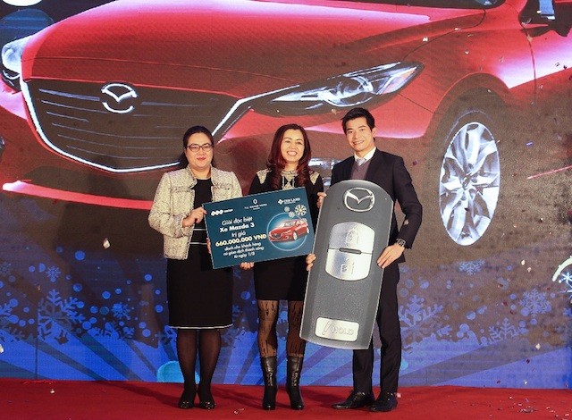bà Nguyễn Thị Chung, chủ sở hữu của 4 căn condotel đã may mắn trúng thưởng ô tô Mazda 3 trị giá hơn 650 triệu đồng 