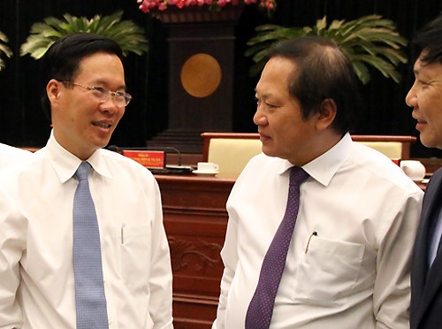 Trưởng Ban Tuyên giáo Trung ương Võ Văn Thưởng trao đổi với Bộ trưởng Trương Minh Tuấn bên lề hội nghị. Ảnh: Thiên Ngôn