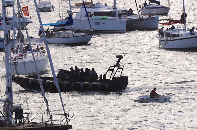 Tàu cảnh sát Úc tại khu vực cảng Sydney ngày 31-12 - Ảnh: REUTERS