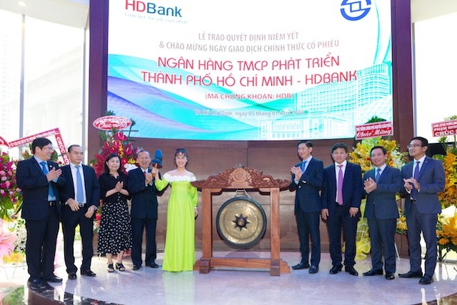 Cổ phiếu HDBank ‘chào sàn’ HoSE, lọt top 10 nhà băng vốn hoá cao nhất