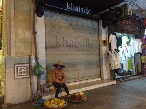 Cửa hàng 113 Hàng Gai của Khaisilk đóng cửa sau khi bị phanh phui bán lụa Trung Quốc gắn mác "made in Vietnam".Ảnh: T.L
