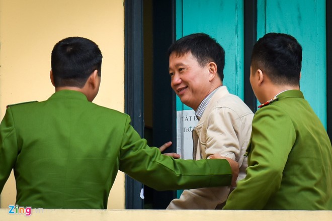 Cảnh sát dẫn giải Trịnh Xuân Thanh đến phòng cách ly vào trưa 10/1. Ảnh:Việt Hùng