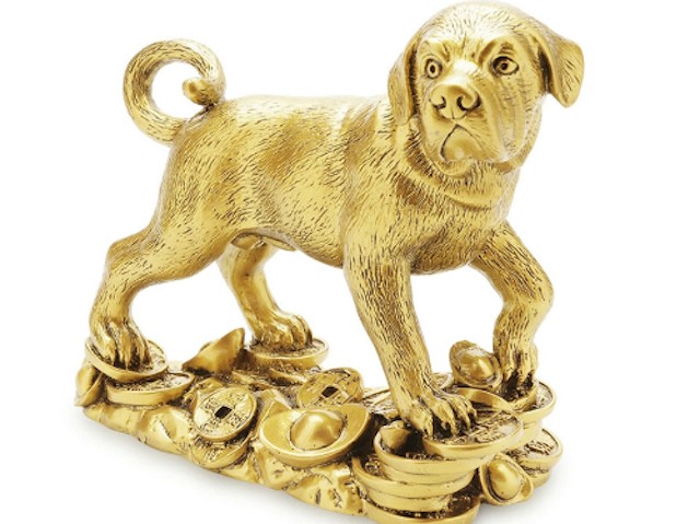 Nhiều người thích mua những tượng hình chó từ chỗ làm bằng những vật liệu bình thường cho đến tượng được mạ vàng 24k