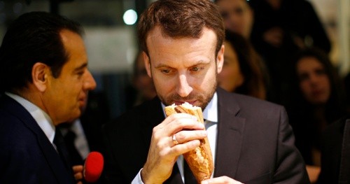 Tổng thống Pháp cầm bánh mì baguette. Ảnh: Reuters. 