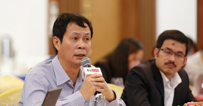 Ông Đặng Văn Quang, người cầm micro tại một hội thảo do BizLIVE tổ chức.