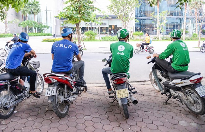 Cũng như Grab, Uber hoạt động cả lĩnh vực vận tải hành khách như taxi và xe ôm tại Việt Nam, và cũng vấp phải sự phản ứng quyết liệt với các hãng xe truyền thống và cả với các đối tác tài xế. Ảnh:Quỳnh Trang.