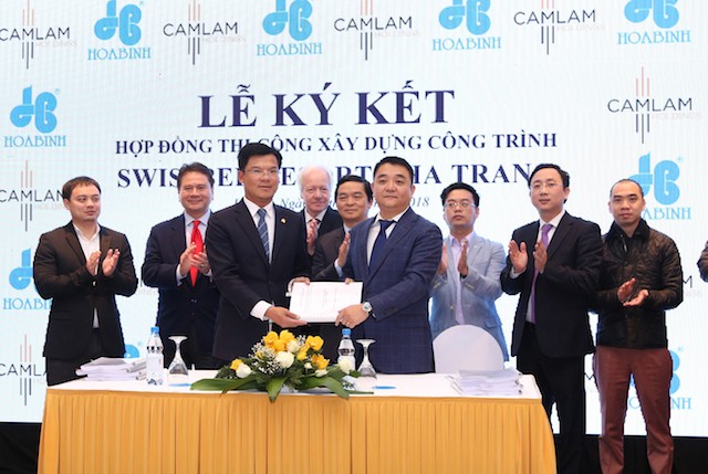 Hòa Bình và Công ty TNHH Đầu tư Cam Lâm ký kết hợp đồng thi công Dự án Swiss Belresort Nha Trang. 