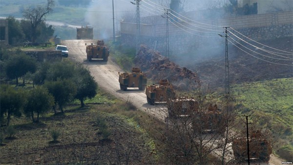 Đoàn xe bọc thép của Thổ Nhĩ Kỳ tới làng biên giới gần thị trấn Hassa, tỉnh Hatay. (Ảnh: Reuters)