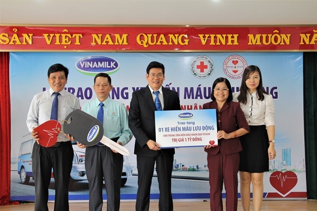 Ông Nguyễn Hồng Sinh - Giám đốc Kinh doanh toàn quốc Công ty Vinamilk trao tặng bảng tượng trưng món quà trị giá 1 tỷ đồng cho Bà Trần Thị Như Tố - Giám đốc Trung tâm hiến máu nhân đạo TP.HCM 
