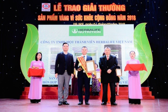 Ông Phạm Tường Huy (Tổng giám đốc Herbalife Việt Nam) đại diện nhận giải thưởng Sản phẩm vàng vì sức khỏe cộng đồng năm 2018.