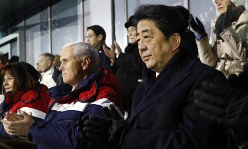 Phó tổng thống Mỹ Mike Pence ngồi cạnh Thủ tướng Nhật Bản Shinzo Abe tại buổi lễ khai mạc Olympic Mùa đông 2018 ở PyeongChang, Hàn Quốc. Ảnh: AP.