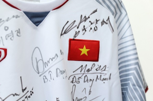 Chiếc áo có đầy đủ chữ ký của U23 Việt Nam