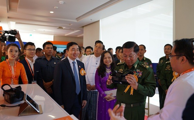 Các quan khách chứng kiến những cuộc gọi đầu tiên của mạng Mytel tới lãnh đạo bộ ngành tại Myanmar và tại Việt Nam.