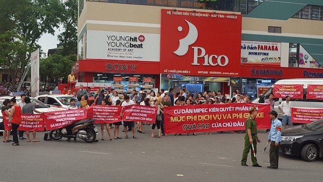 Cư dân tòa nhà Mipec Long Biên xuống đường “biểu tình” phản đối phí dịch vụ tòa nhà.