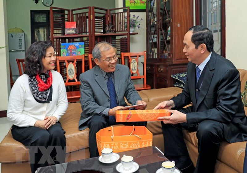 Chủ tịch nước Trần Đại Quang đến thăm, chúc Tết giáo sư, tiến sỹ khoa học Nguyễn Khoa Sơn