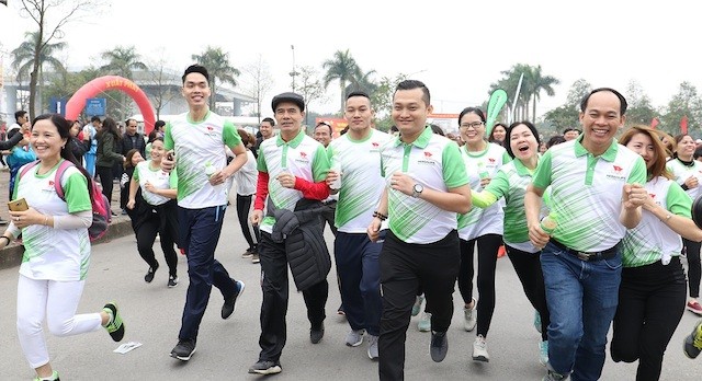 Ông Phạm Tường Huy, Tổng giám đốc Herbalife Việt Nam (thứ 5 từ trái qua) cùng các thành viên độc lập hào hứng tham gia đường chạy.