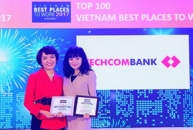 Bà Phạm Vũ Linh Đan, Giám đốc Khối Quản trị Nguồn Nhân Lực Techcombank nhận giải thưởng Top 100 nơi làm việc tốt nhất Việt Nam