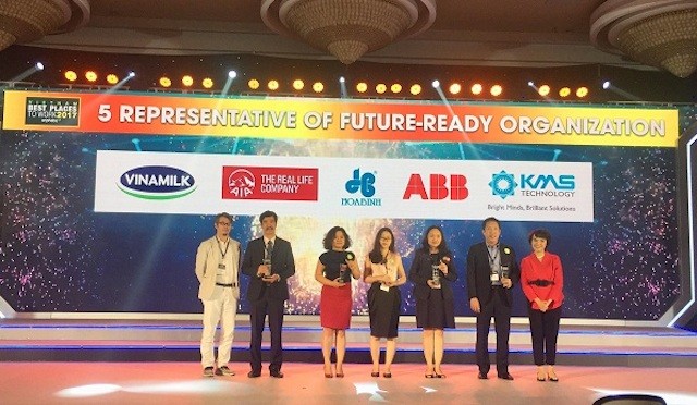Đại diện Tập đoàn Hoà Bình nhận giải thưởng lại sự kiện Top 100 nơi làm việc tốt nhất Việt Nam Nam 2017