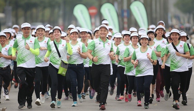 ng Phạm Tường Huy, Tổng giám đốc Herbalife Việt Nam (dẫn đầu đoàn chạy) cùng các thành viên độc lập hào hứng tham gia đường chạy.