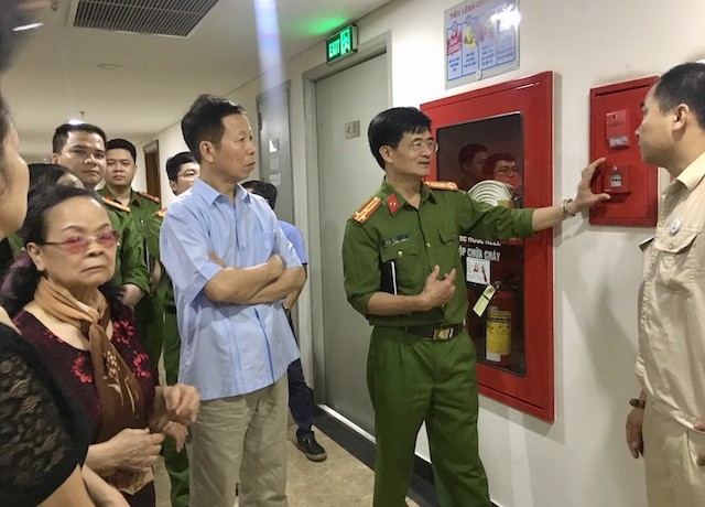 Thượng tá Trịnh Hữu Thực kiểm tra công tác PCCC tại tòa nhà Victoria Văn Phú ngày 30/3/2018.