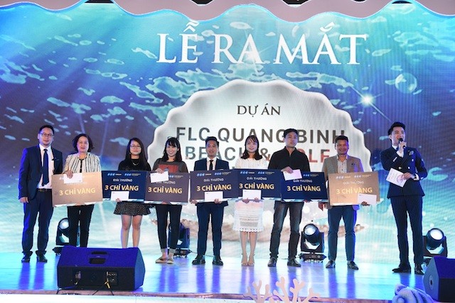 Khách hàng trúng thưởng khi đăng ký Quang Binh Beach & Golf Resort tại Lễ giới thiệu dự án.