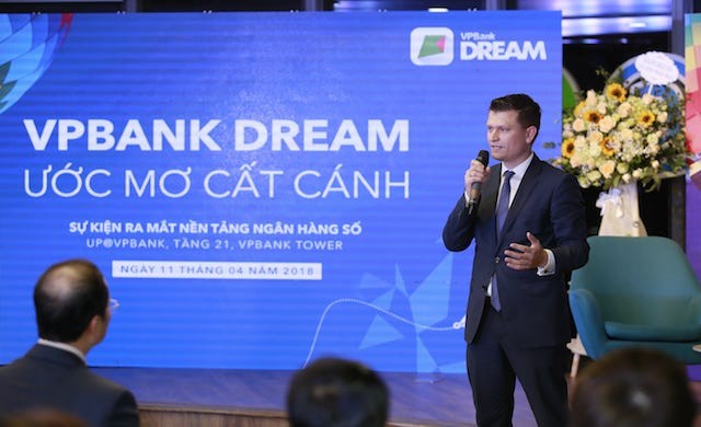 Ông Dmitry Bocharov, Giám đốc Trung tâm Số hóa ngân hàng VPBank giới thiệu về VPBank Dream