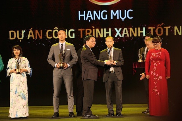 Ông Chu Ngọc Anh, Ủy viên Trung ương Đảng, Bộ trưởng Bộ Khoa học công nghệ trao Giải thưởng hạng mục Công trình Xanh tốt nhất cho dự án EcoLife Capitol.