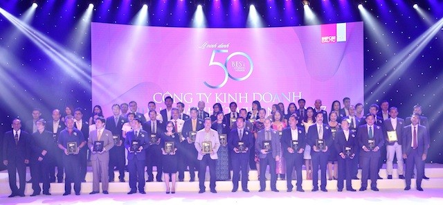 Đại diện Vinamilk nhận giải thưởng 50 Công Ty Kinh Doanh Hiệu Quả Nhất Việt Nam