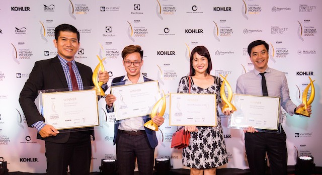 Đại diện Phú Long nhận giải thưởng tại sự kiện PropertyGuru Vietnam Property Award 2018 