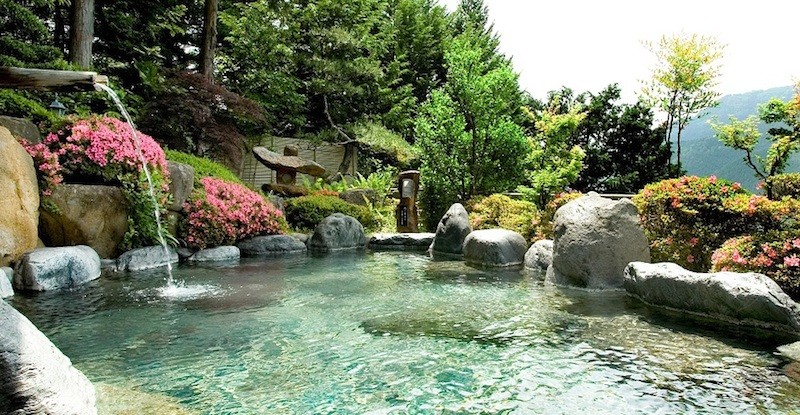 Tắm suối khoáng nóng Onsen là hoạt động không thể thiếu trong những chuyến du lịch chăm sóc sức khỏe tại Nhật Bản